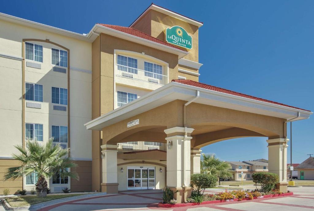 a hotel with a sign on top of it at La Quinta by Wyndham Corsicana in Corsicana