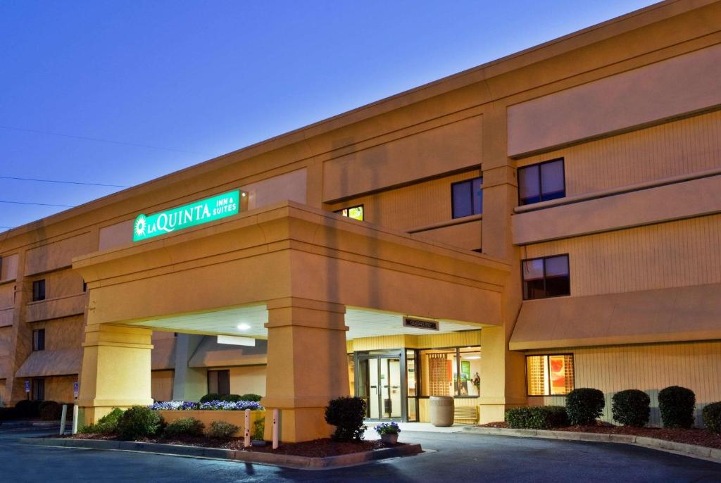 un edificio de hotel con un cartel en él en La Quinta by Wyndham Columbus State University en Columbus