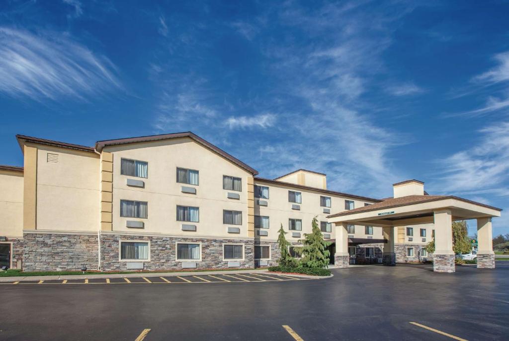 a rendering of a hotel with a parking lot at La Quinta by Wyndham Erie in Erie