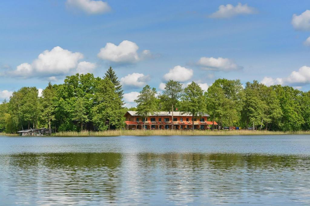 una casa su un'isola in mezzo a un lago di Seehaus Hartwigsdorf a Klein Vielen