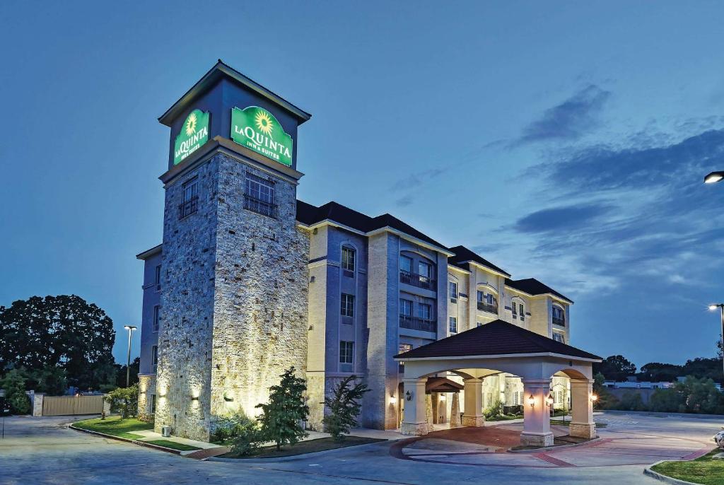 Un hotel con una torre con un reloj. en La Quinta by Wyndham DFW Airport West - Euless, en Euless