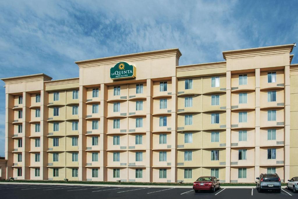 un gran hotel con un cartel en la parte superior en La Quinta by Wyndham Indianapolis South en Indianápolis