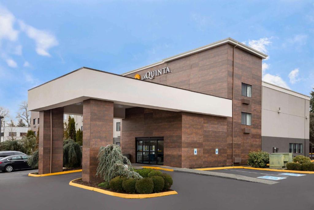 a front view of a hotel at La Quinta Inn by Wyndham Everett in Everett