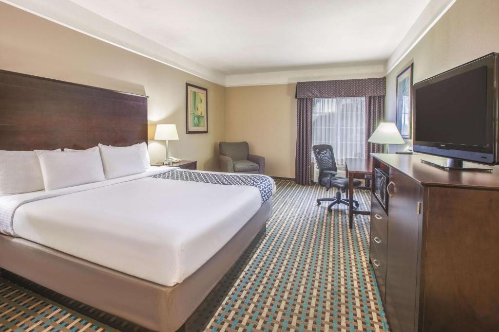 La Quinta by Wyndham Bay City - Deluxe King Room