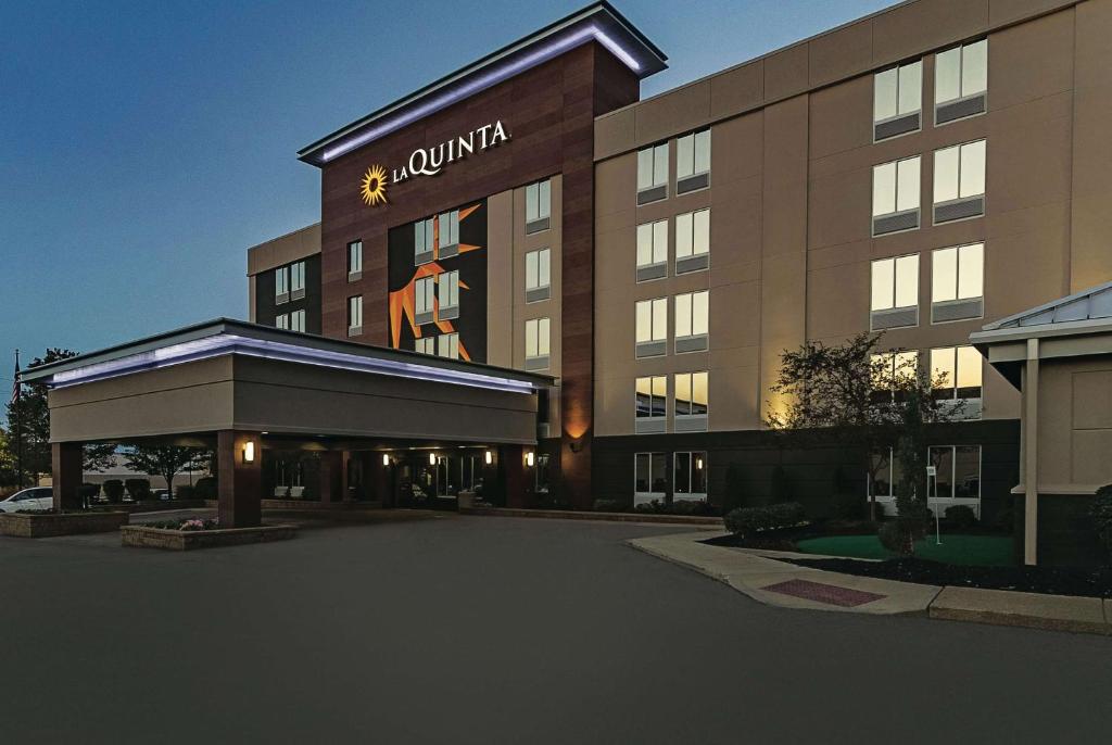ein Hotelgebäude mit einem Schild, das Quinilla liest in der Unterkunft La Quinta by Wyndham Cleveland Airport West in North Olmsted