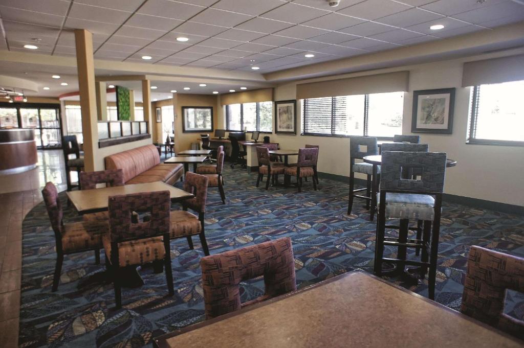 La Quinta by Wyndham Edmond photo