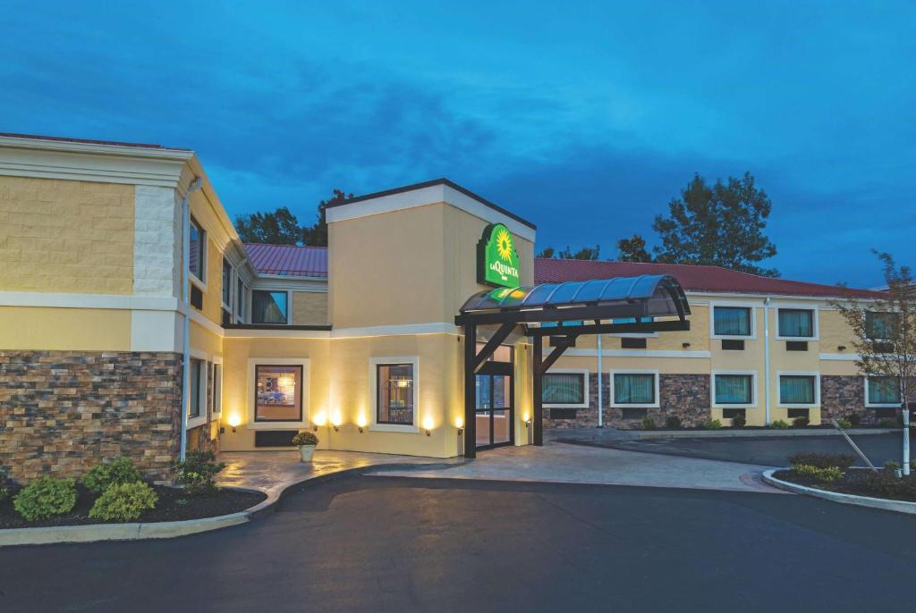 hotel z znakiem na boku budynku w obiekcie La Quinta Inn by Wyndham Buffalo Airport w mieście Williamsville