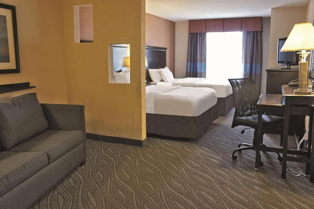 La Quinta by Wyndham Edmond photo