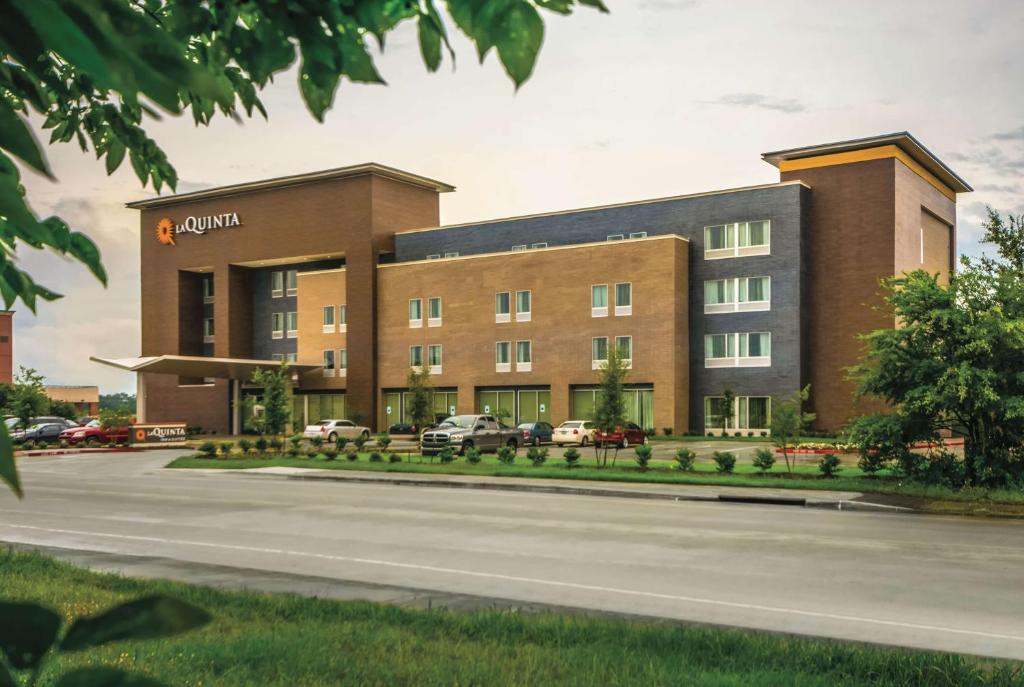 una rappresentazione della parte anteriore di un hotel di La Quinta by Wyndham College Station South a College Station