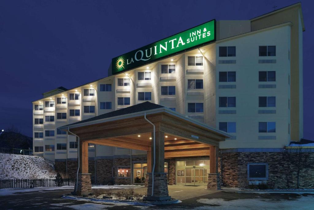 a hotel building with a sign on top of it at La Quinta by Wyndham Butte in Butte