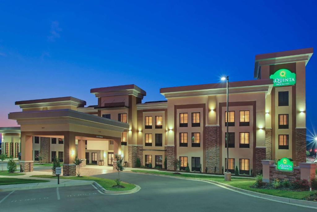 a rendering of a hotel with a street at La Quinta by Wyndham Memphis Wolfchase in Memphis