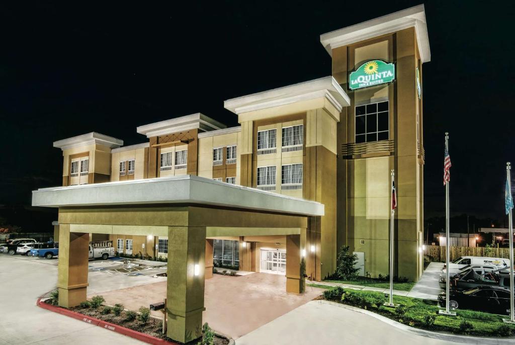 a hotel building with a sign on top of it at La Quinta by Wyndham Victoria - South in Victoria