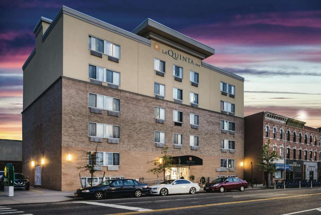 un edificio con auto parcheggiate di fronte di La Quinta by Wyndham Brooklyn Downtown a Brooklyn