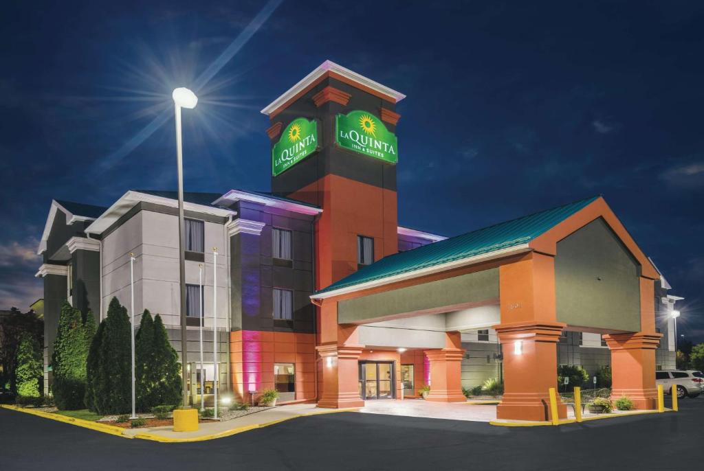 een hotel met een colgate bord bovenop een gebouw bij La Quinta Inn & Suites by Wyndham Louisville East in Louisville