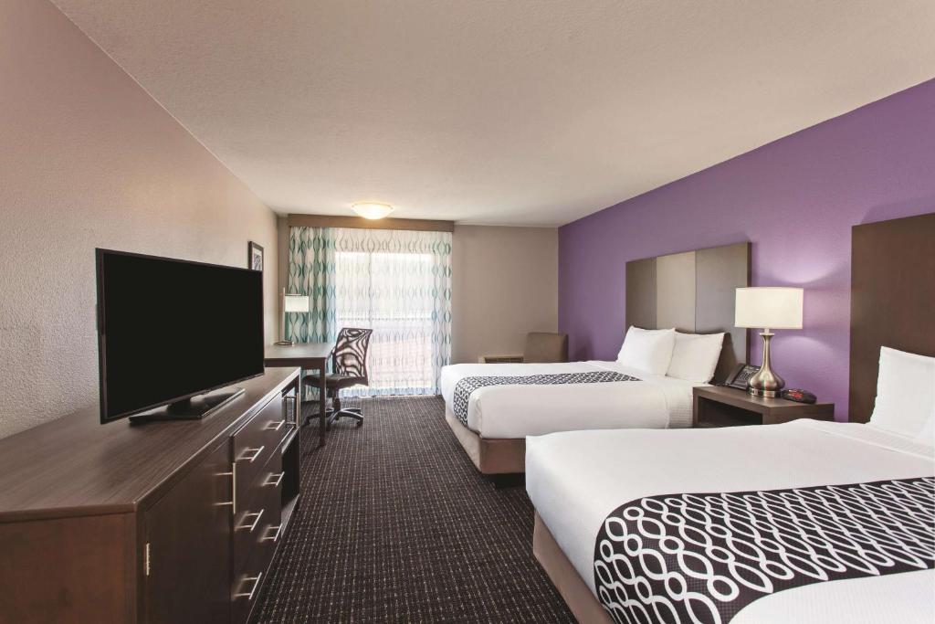 La Quinta by Wyndham Pomona - Queen Room Met Twee Queensize Bedden