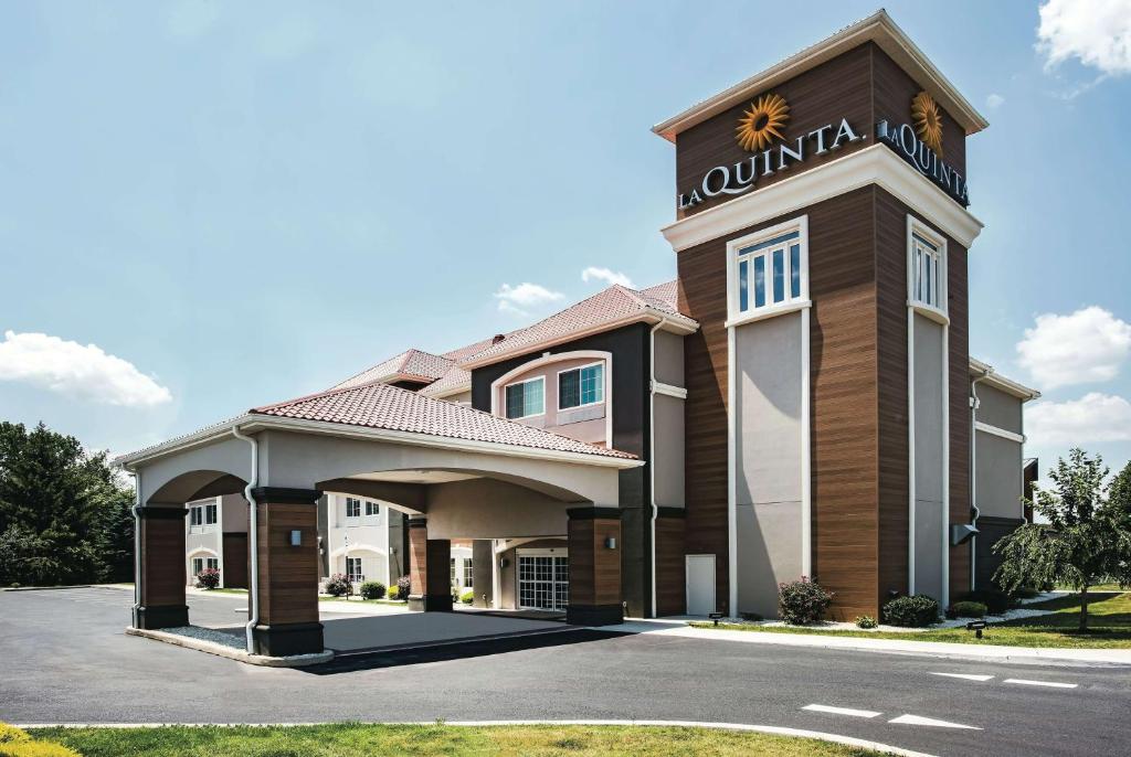 a front view of a building with a hotel at La Quinta by Wyndham Chambersburg in Chambersburg