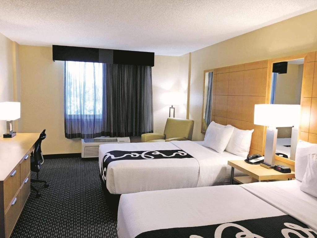 La Quinta by Wyndham Naples Downtown - 