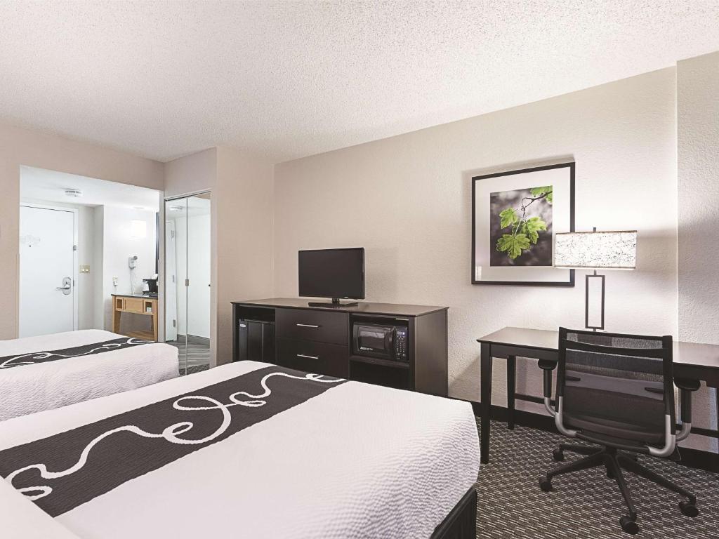 La Quinta by Wyndham Plantation at SW 6th St - Deluxe Double Room With Two Double Beds