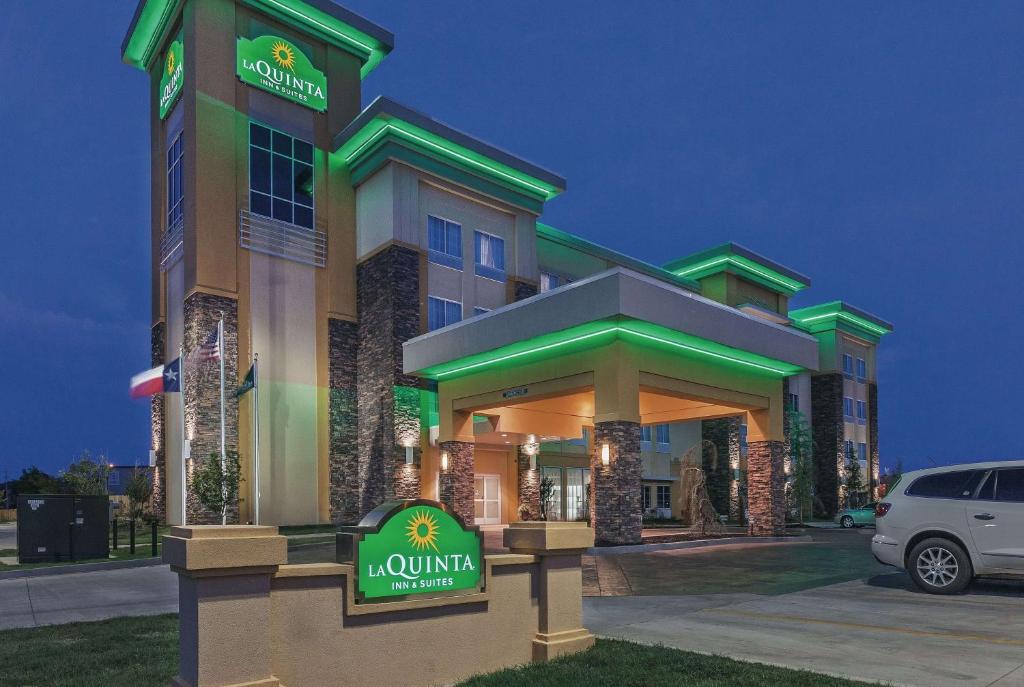 un hôtel avec un panneau devant un bâtiment dans l'établissement La Quinta by Wyndham Wichita Falls - MSU Area, à Wichita Falls