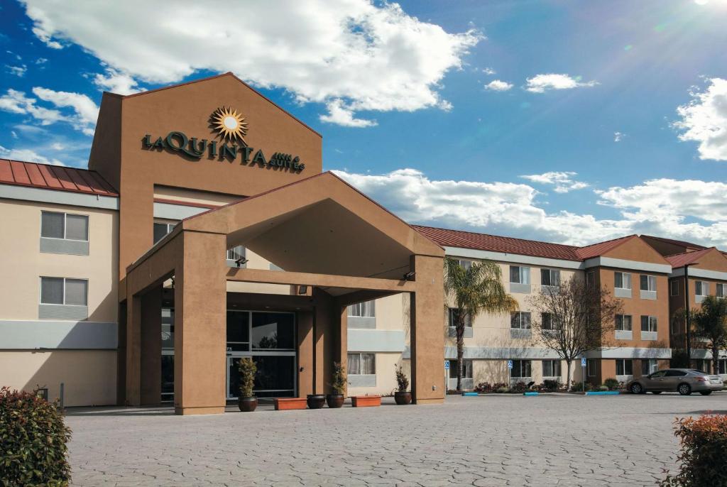 een hotel met een bord aan de voorzijde van een gebouw bij La Quinta by Wyndham Dublin - Pleasanton in Dublin