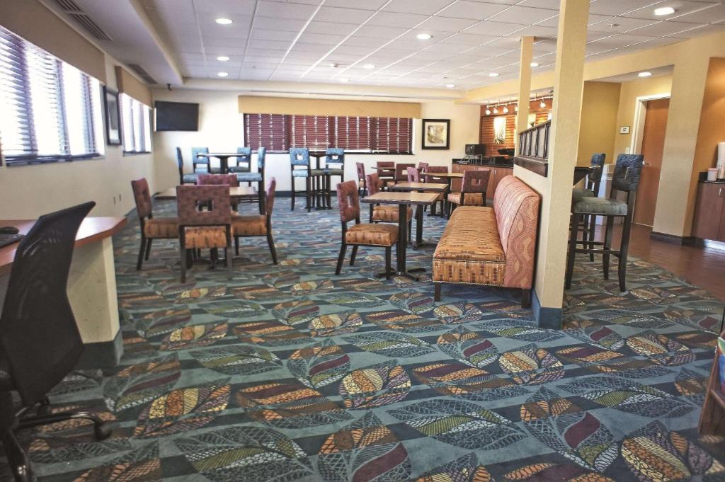 La Quinta by Wyndham Edmond photo