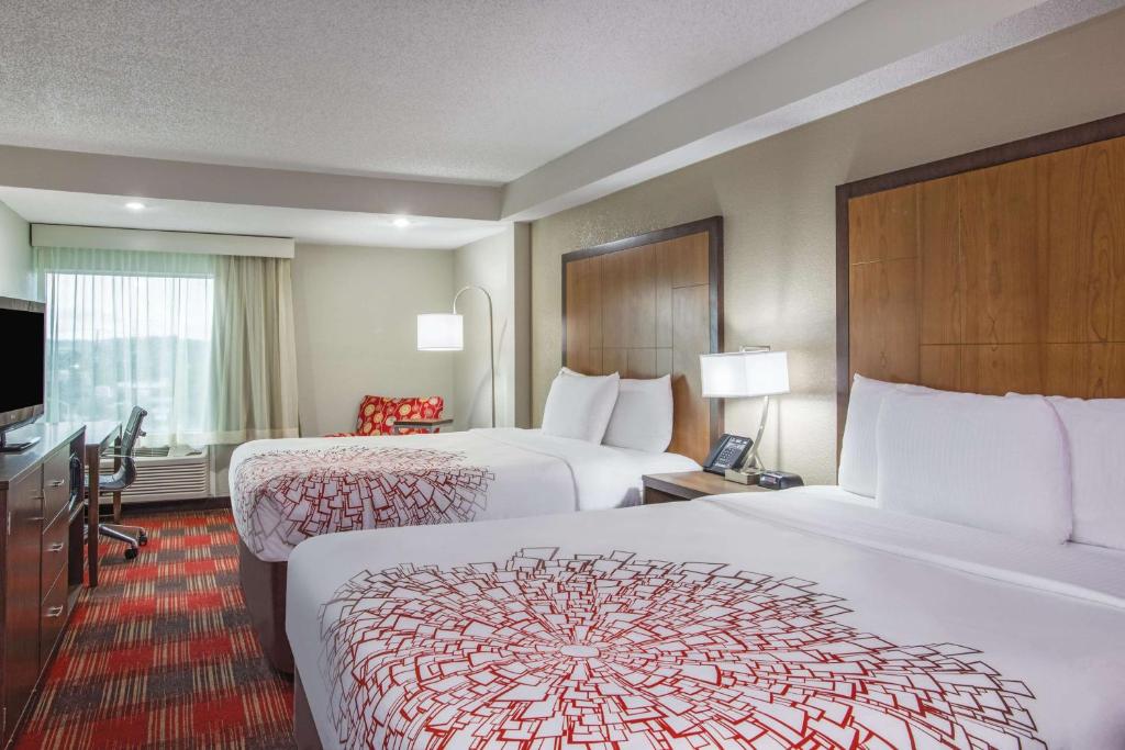 La Quinta Inn & Suites by Wyndham DC Metro Capital Beltway - Two Queen Beds W/ Microwave & Fridge