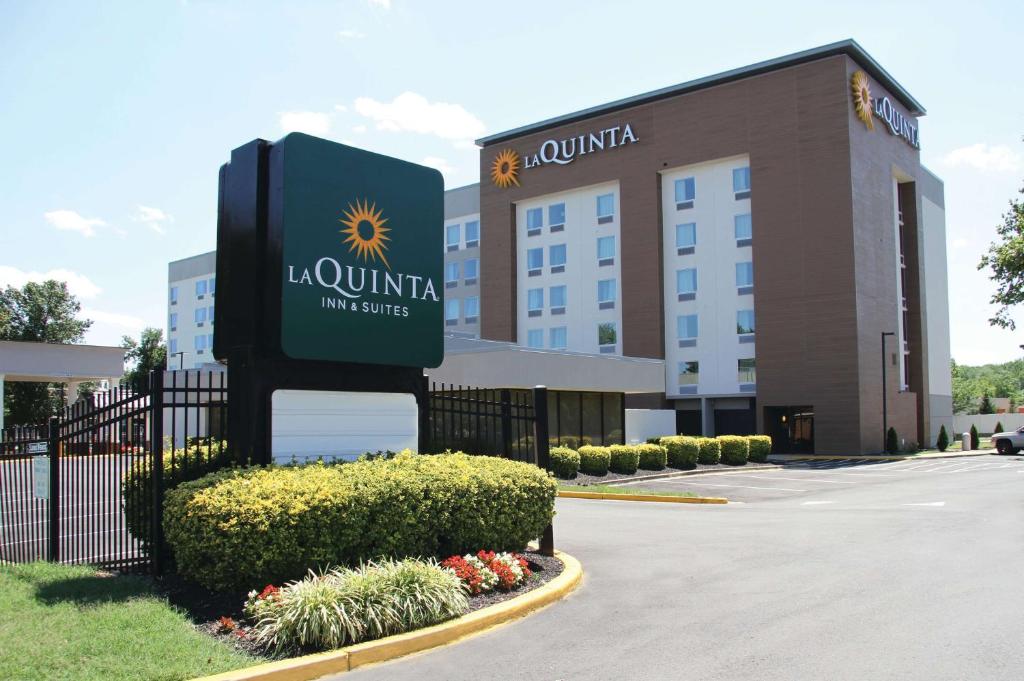 un hôtel avec un panneau devant un bâtiment dans l'établissement La Quinta Inn & Suites by Wyndham DC Metro Capital Beltway, à Capitol Heights