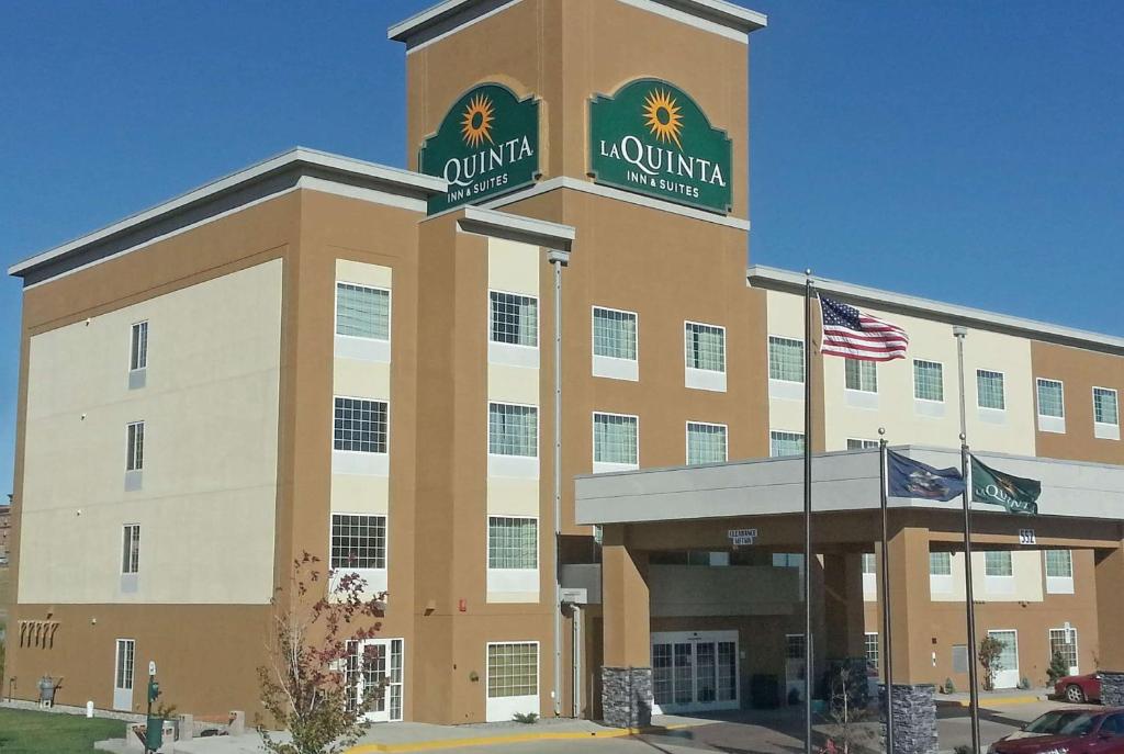 La Quinta by Wyndham Dickinson في ديكنسون: مبنى كبير عليه لافته