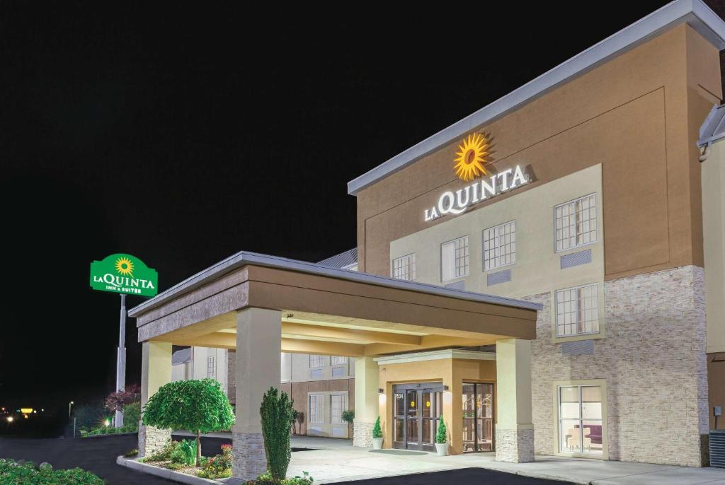 un hôtel avec un panneau Walmart devant lui dans l'établissement La Quinta by Wyndham Knoxville North I-75, à Knoxville
