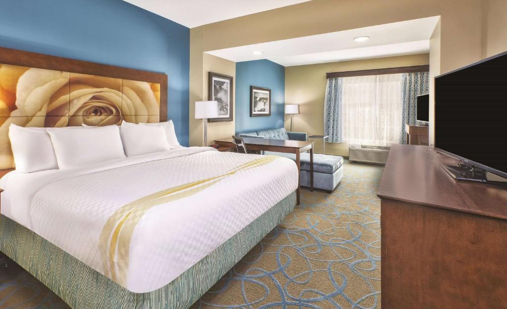 TV a/nebo společenská místnost v ubytování La Quinta by Wyndham Niagara Falls