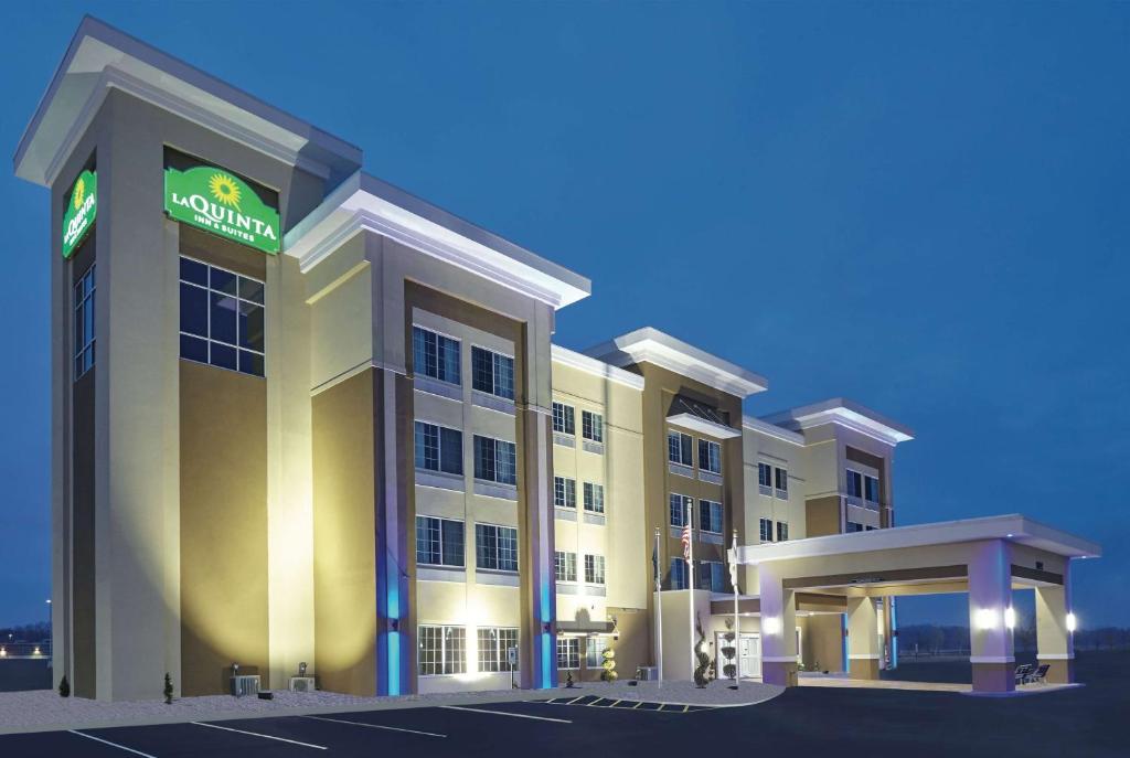 um hotel com uma placa na frente em La Quinta by Wyndham Springfield IL em Springfield