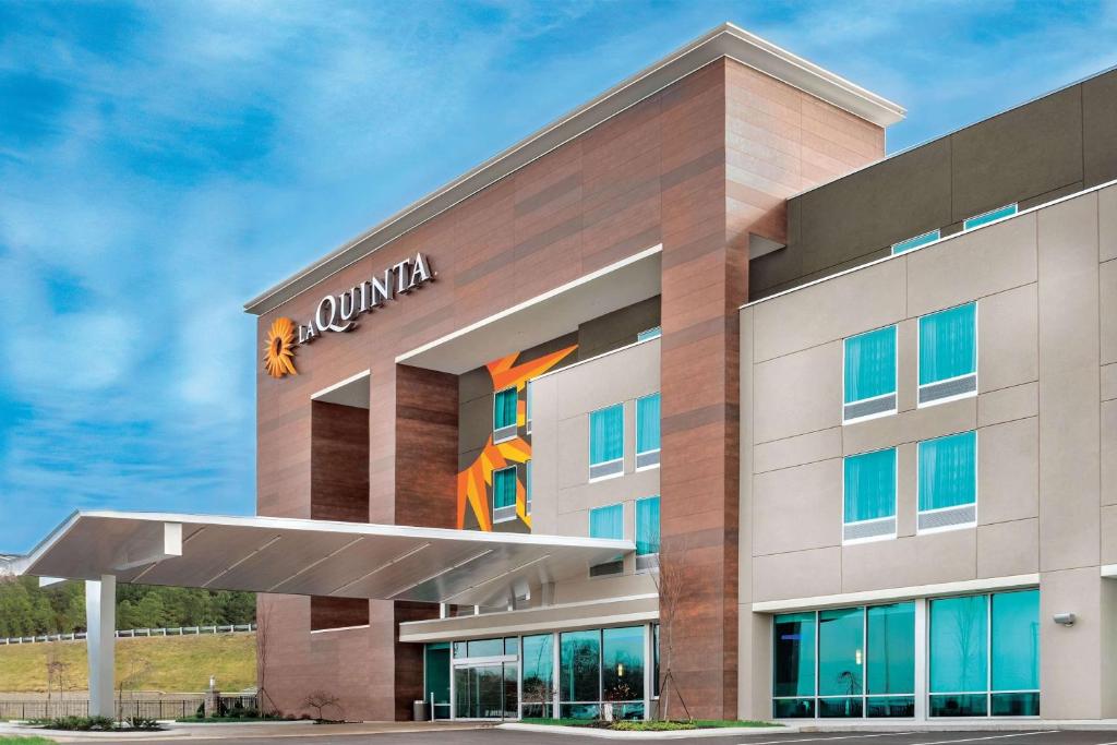 a rendering of the front of a hotel at La Quinta by Wyndham Cleveland TN in Cleveland