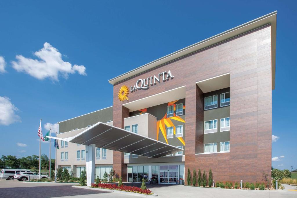 a rendering of the front of a quinilla hotel at La Quinta by Wyndham Tulsa Broken Arrow in Broken Arrow