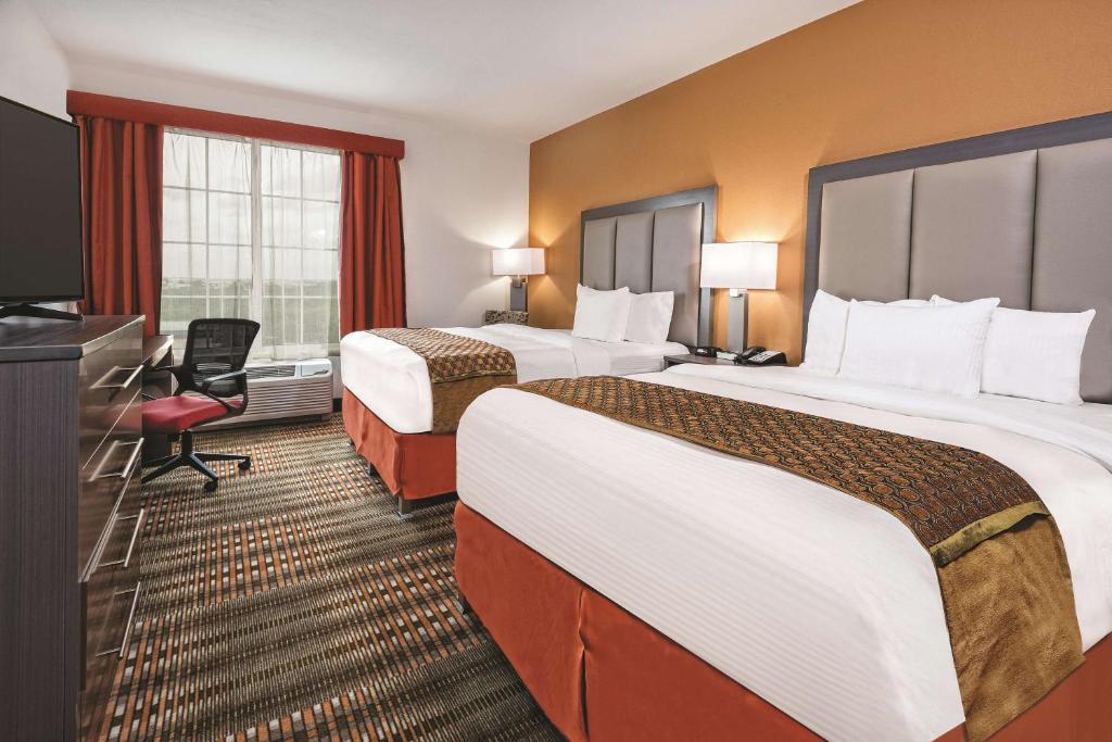 La Quinta by Wyndham San Antonio by Frost Bank Center - Queen Room With Two Queen Beds