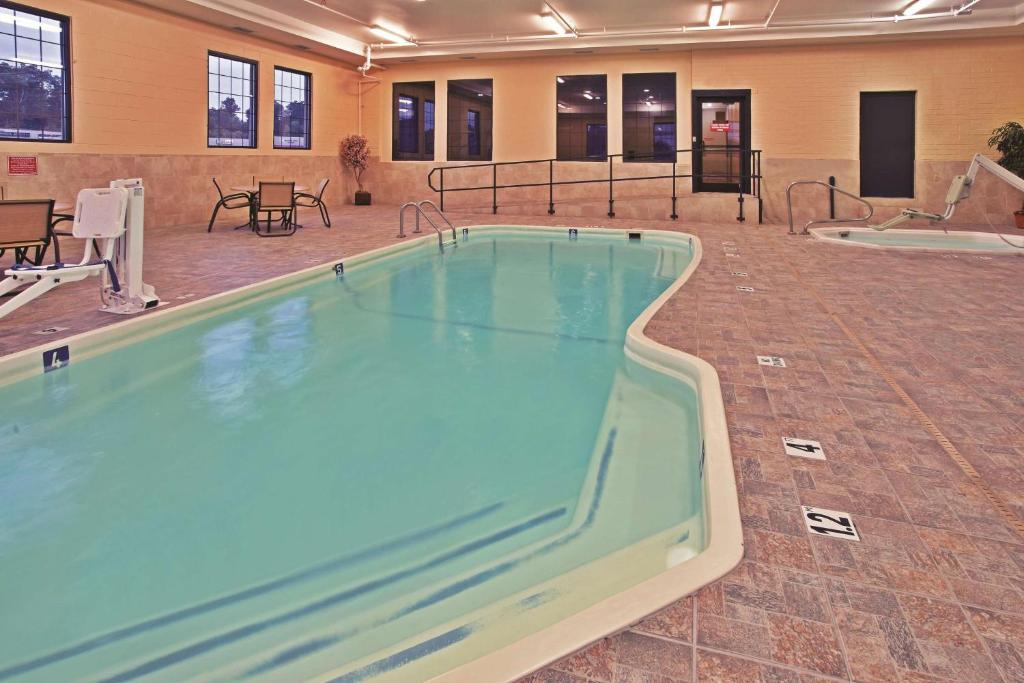 a large swimming pool in a large room at La Quinta Inn & Suites - New River Gorge National Park in Summersville