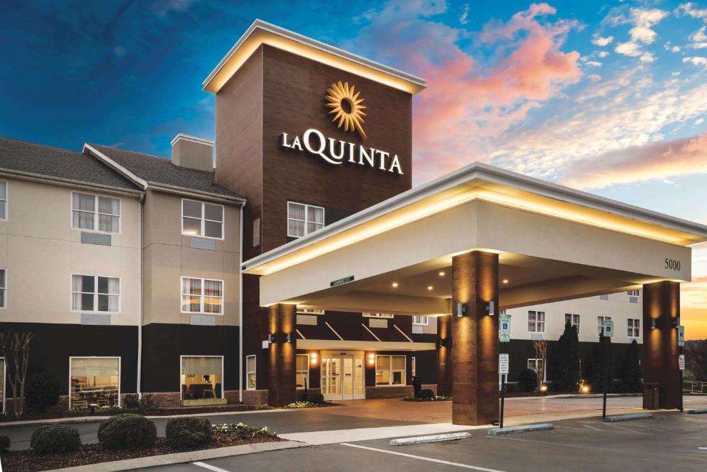 a hotel with a lioninia sign on the front of a building at La Quinta by Wyndham Chattanooga North - Hixson in Hixson