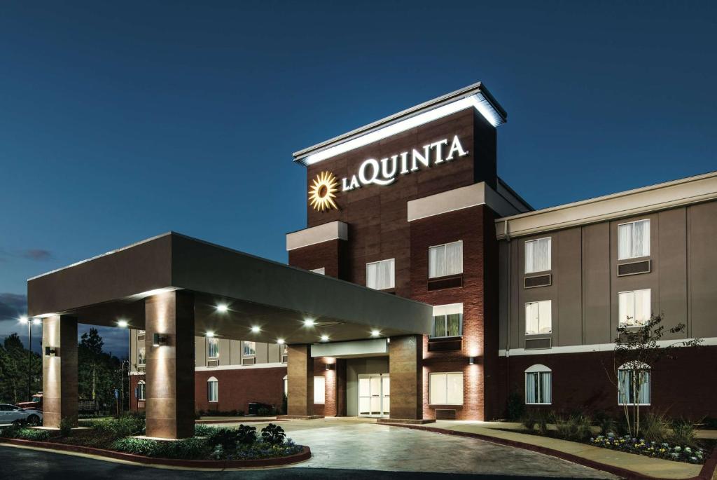 budynek hotelowy z napisem "quinilla" w obiekcie La Quinta by Wyndham Milledgeville w mieście Milledgeville