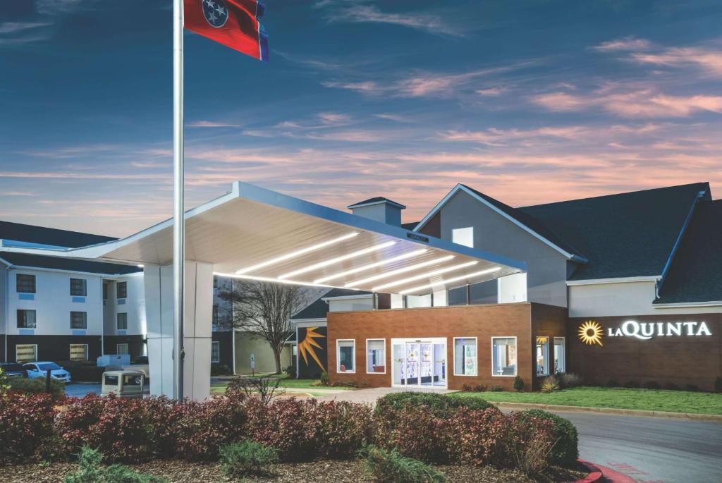 un edificio con una bandera delante de él en La Quinta by Wyndham Chattanooga-Hamilton Place, en Chattanooga