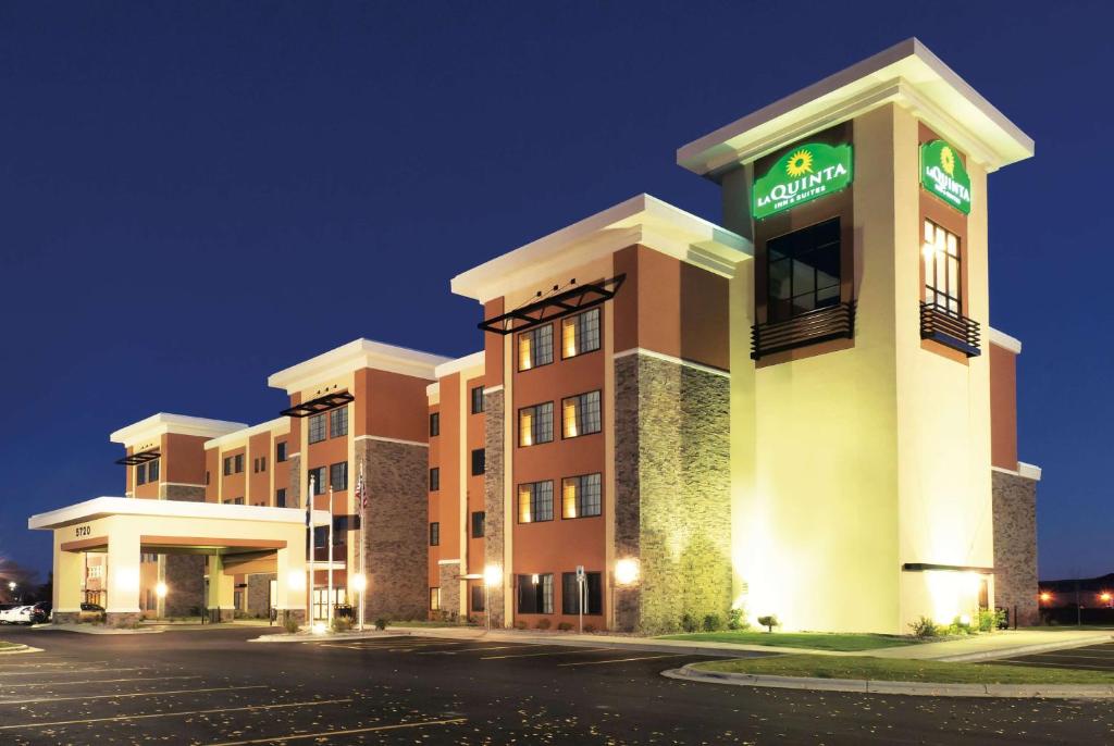 ein Hotelgebäude mit einem grünen Schild darauf in der Unterkunft La Quinta by Wyndham Billings in Billings