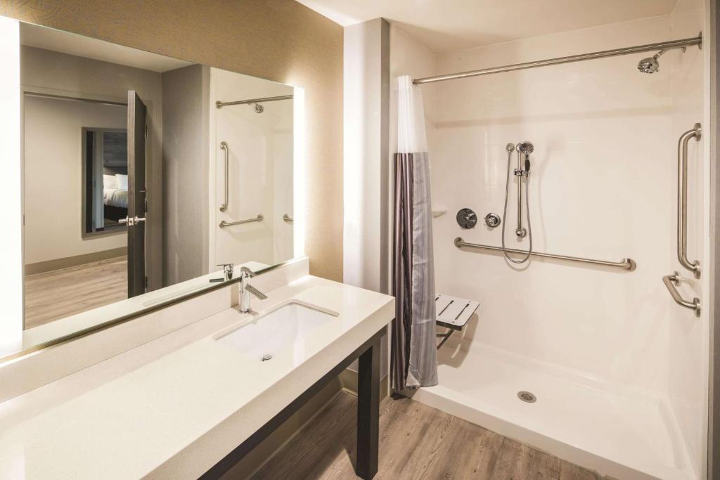 La Quinta Inn & Suites by Wyndham Atlanta South - McDonough - King Room - Acceso A Movilidad/no Fumar