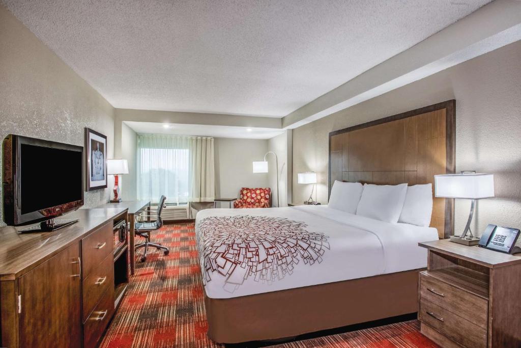La Quinta Inn & Suites by Wyndham DC Metro Capital Beltway - 1 King Bed W/Microwave & Fridge
