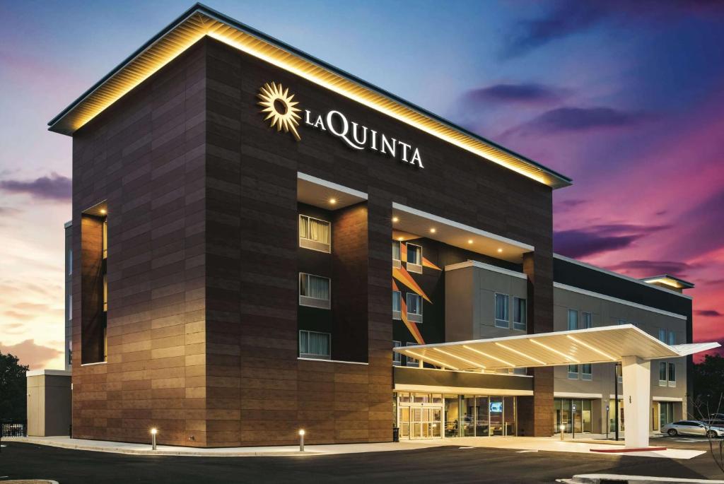 uma representação de um hotel com um edifício em La Quinta Inn & Suites by Wyndham Atlanta South - McDonough em McDonough