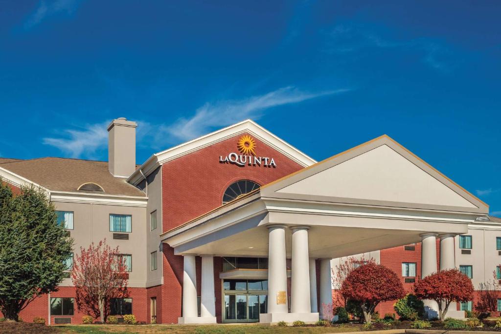 eine Darstellung der Vorderseite eines Hotels in der Unterkunft La Quinta by Wyndham Loudon in Loudon