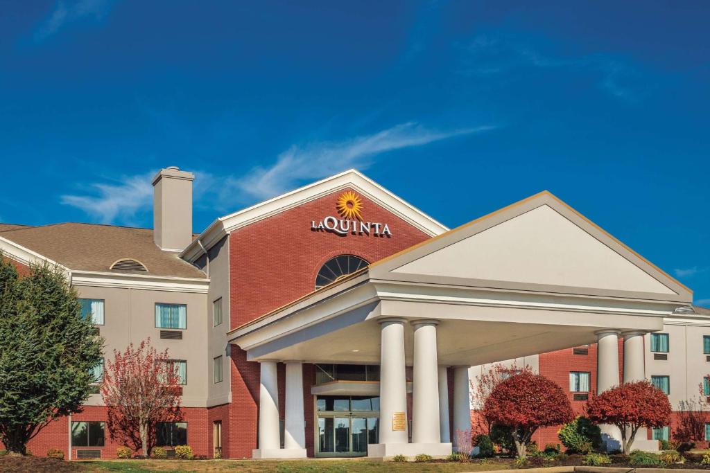 a rendering of the front of a hotel at La Quinta by Wyndham Loudon in Loudon