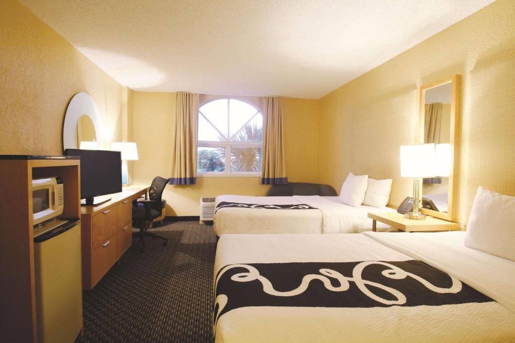 Postel nebo postele na pokoji v ubytování La Quinta by Wyndham Coral Springs South