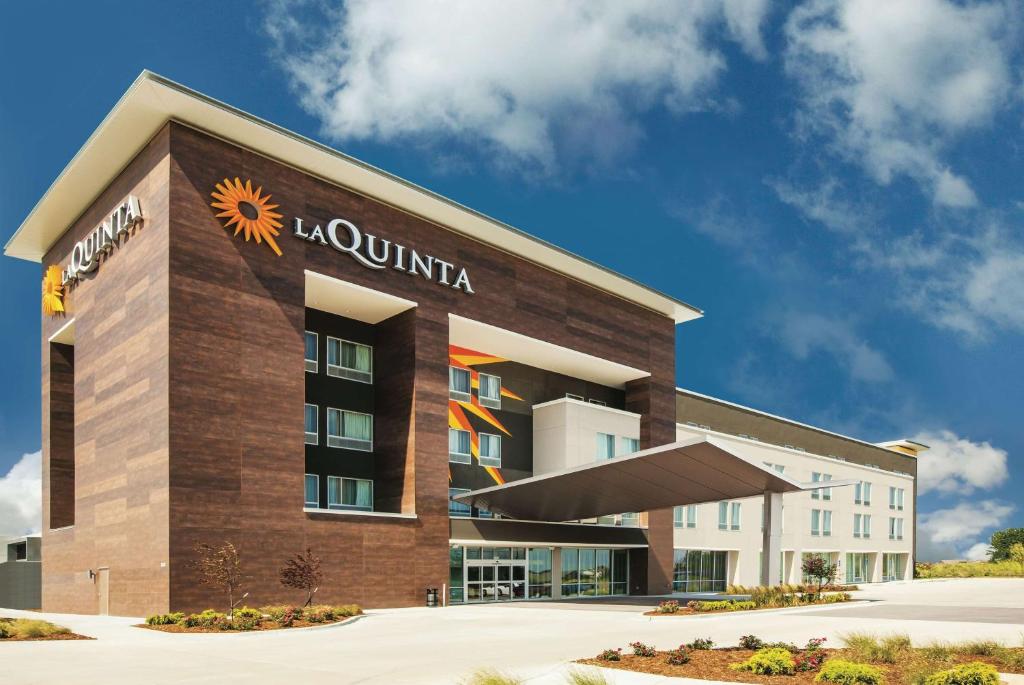 a building with a sunni hotel at La Quinta by Wyndham Wichita Northeast in Wichita