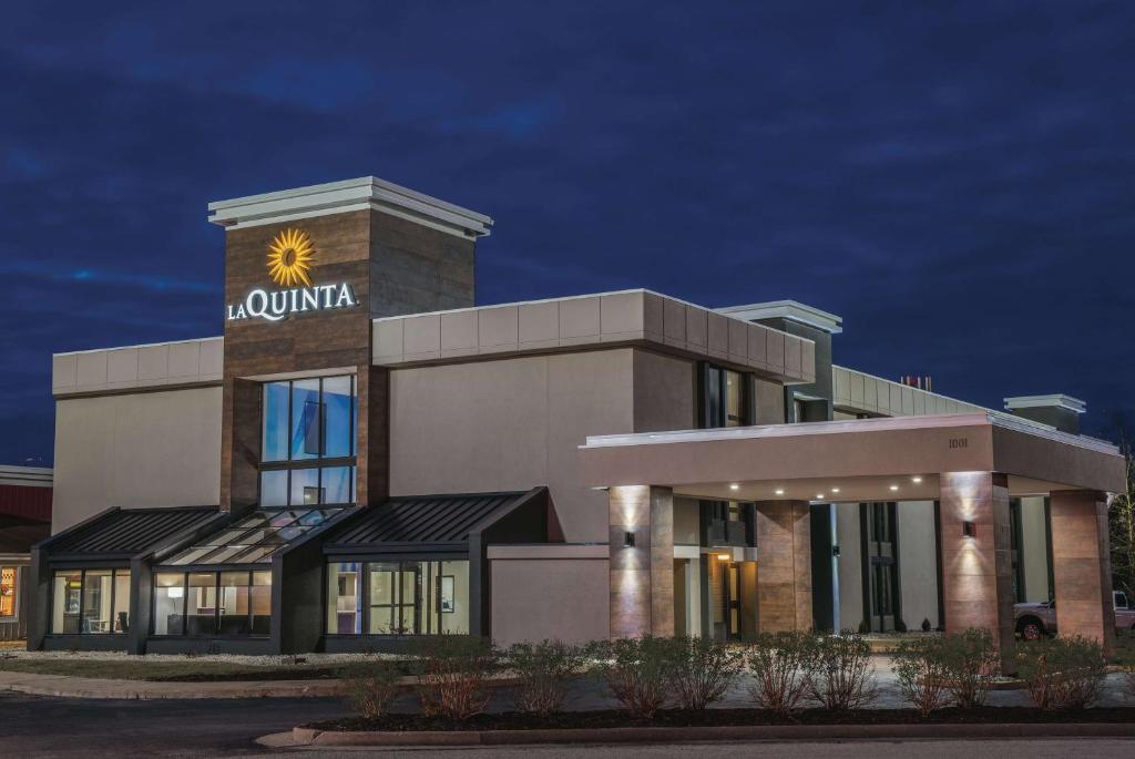 a building with a sign on top of it at La Quinta by Wyndham Festus - St. Louis South in Festus