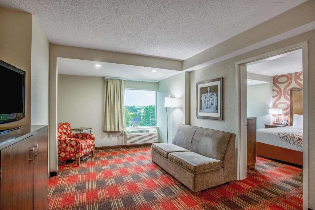 La Quinta Inn & Suites by Wyndham DC Metro Capital Beltway - One-Bedroom King Suite - Non-Smoking
