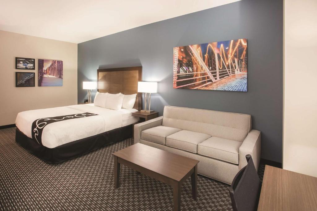 La Quinta by Wyndham Chicago Downtown - Deluxe King Room With Sofa Bed