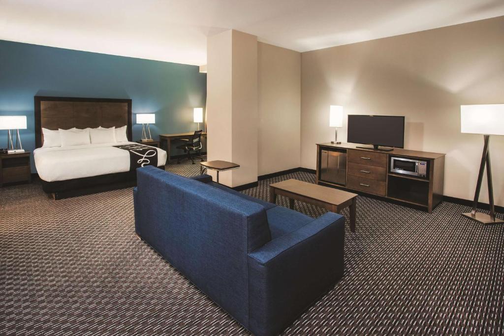 La Quinta by Wyndham Chicago Downtown - Deluxe King Suite With Mobility/Hearing Access And Roll In Shower - Non-Smoking